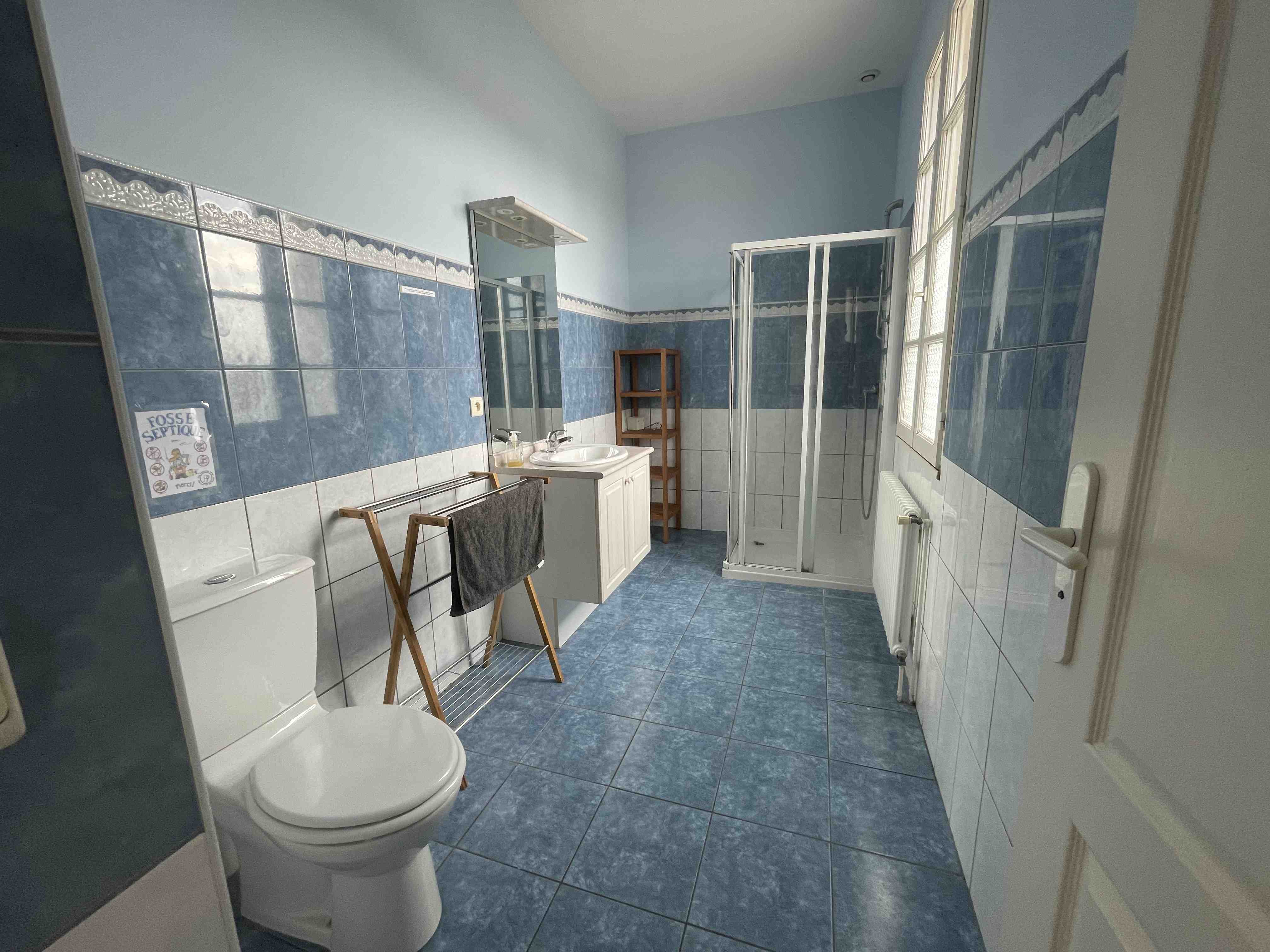 Salle de bain privative de la chambre