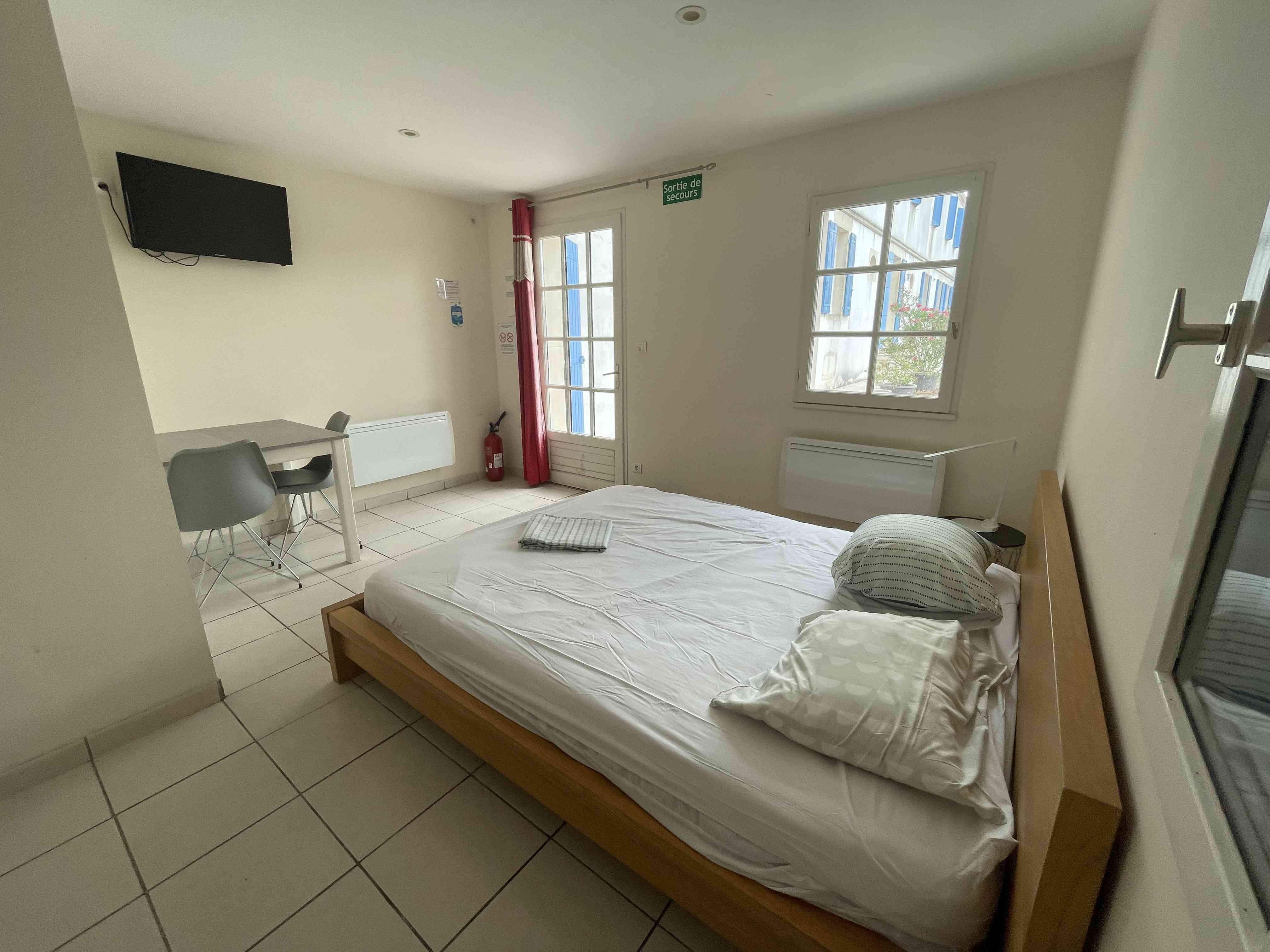 Chambre en annexe de La Part des Anges, au rez-de-chaussée, avec un lit 160