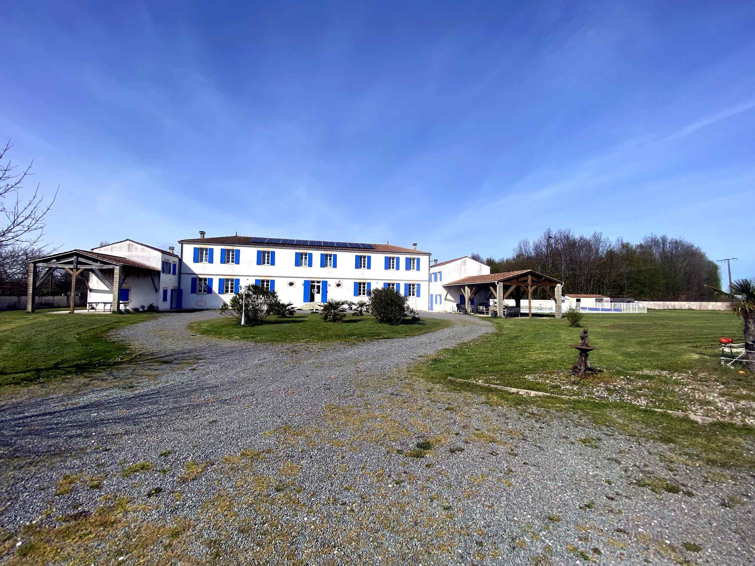 Façade de la propriété charentaise Le Clos Rançanne, à Saint-Quantin-de-Rançanne