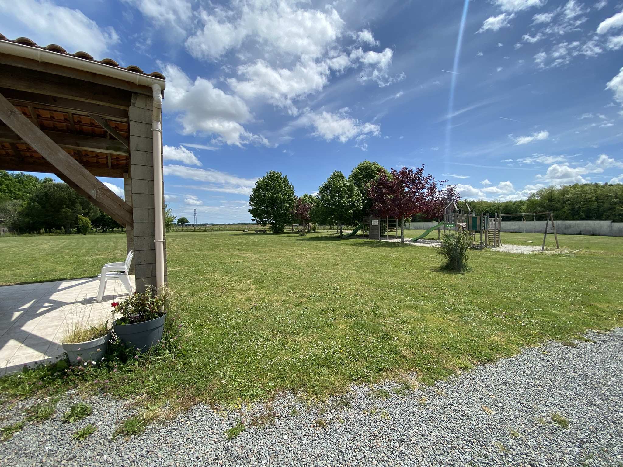Terrain clos d'un hectare avec aire de jeux pour enfants