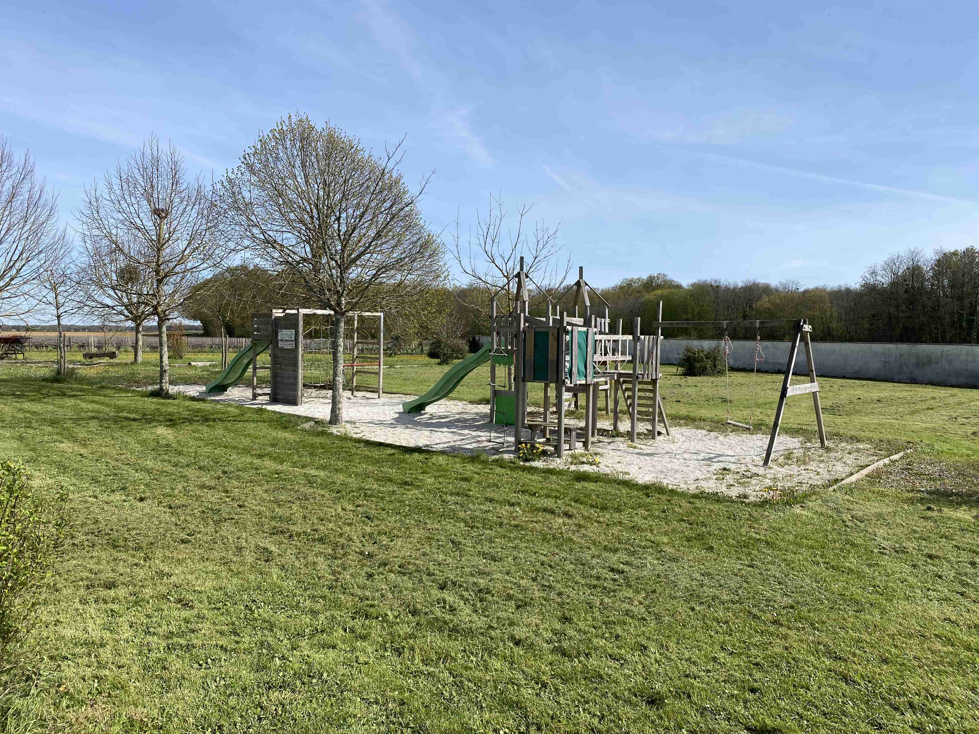 Aire de jeux pour enfants, à côté du grand préau