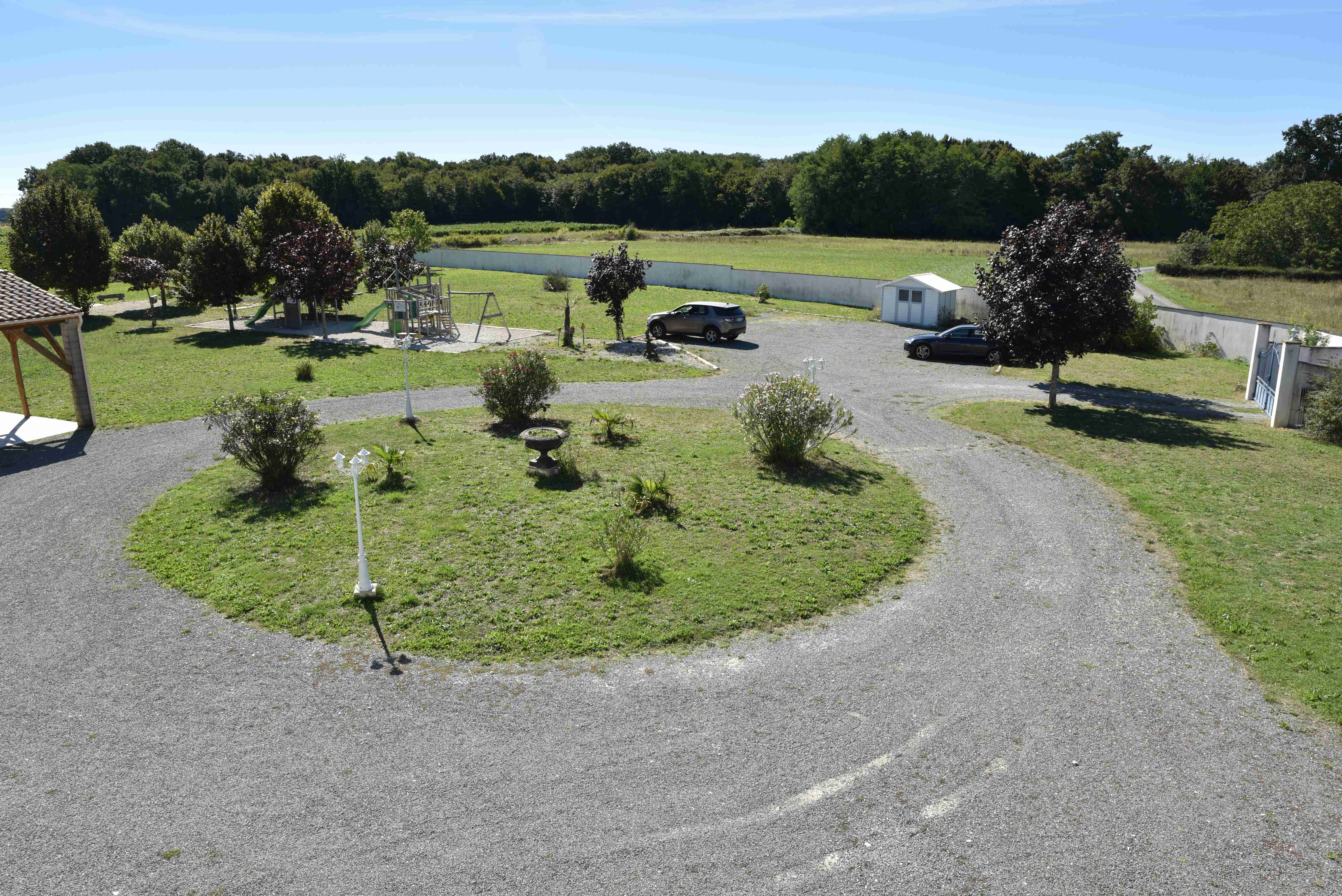 Entrée et parking privé de la propriété
