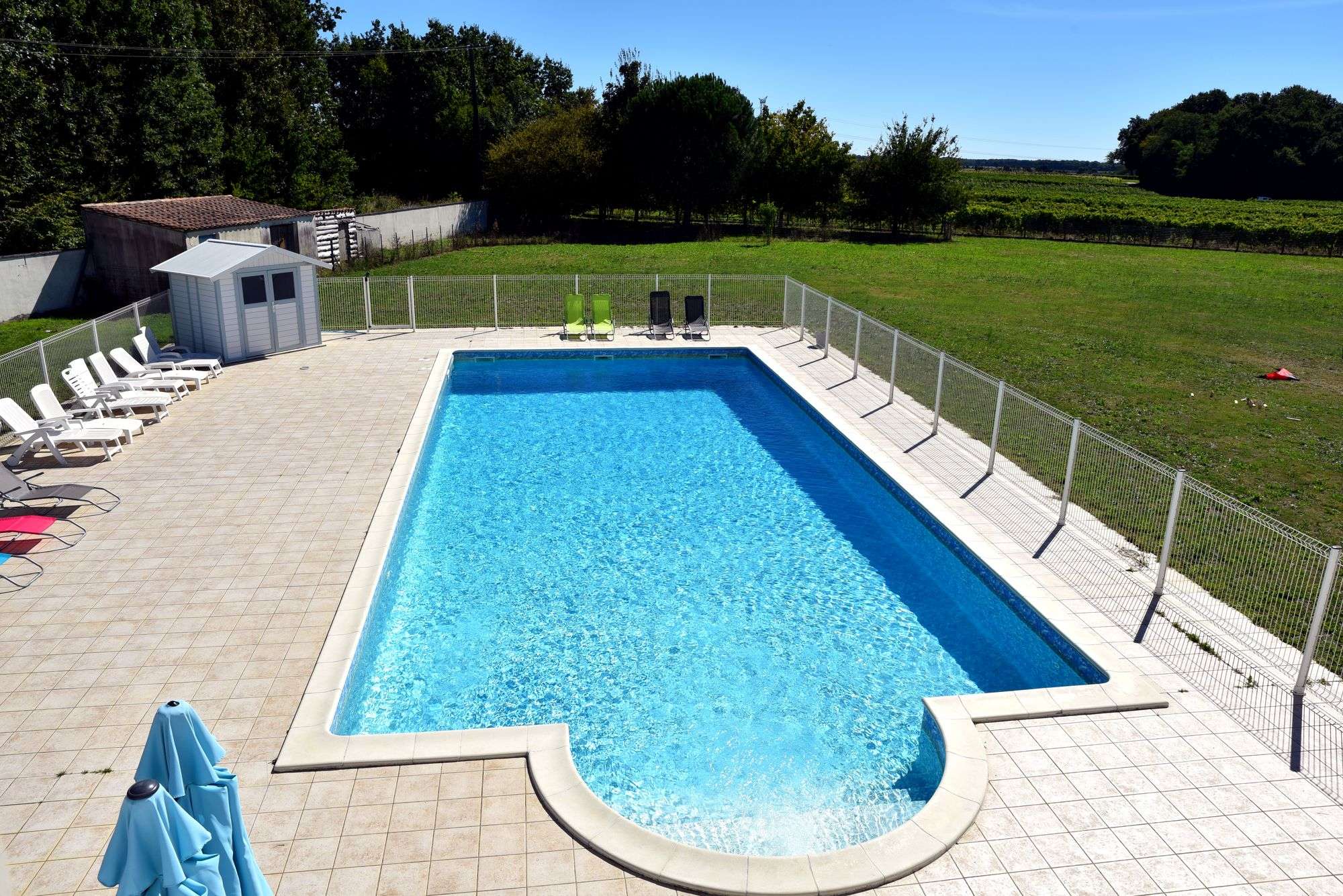 Piscine extérieure sécurisée de 15x7 m avec grande terrasse ombragée