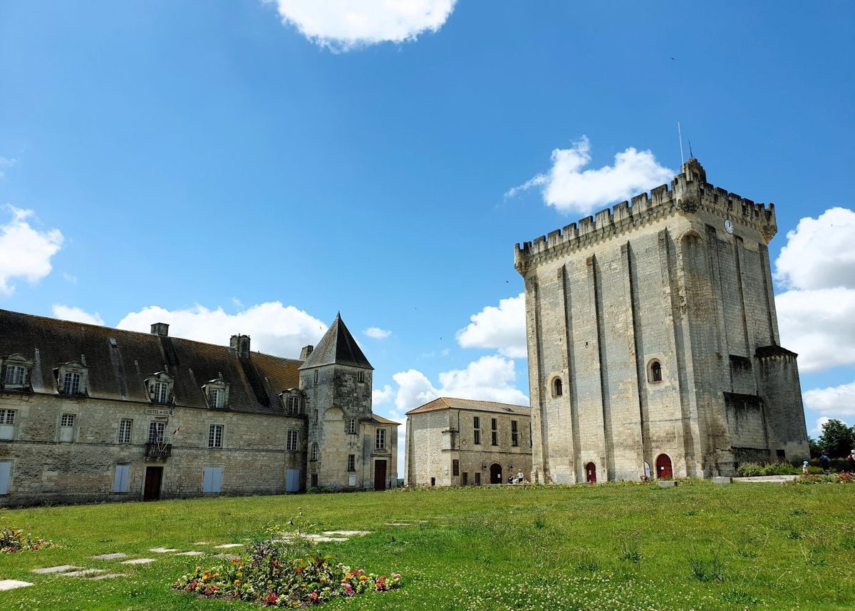 Donjon médiéval de Pons