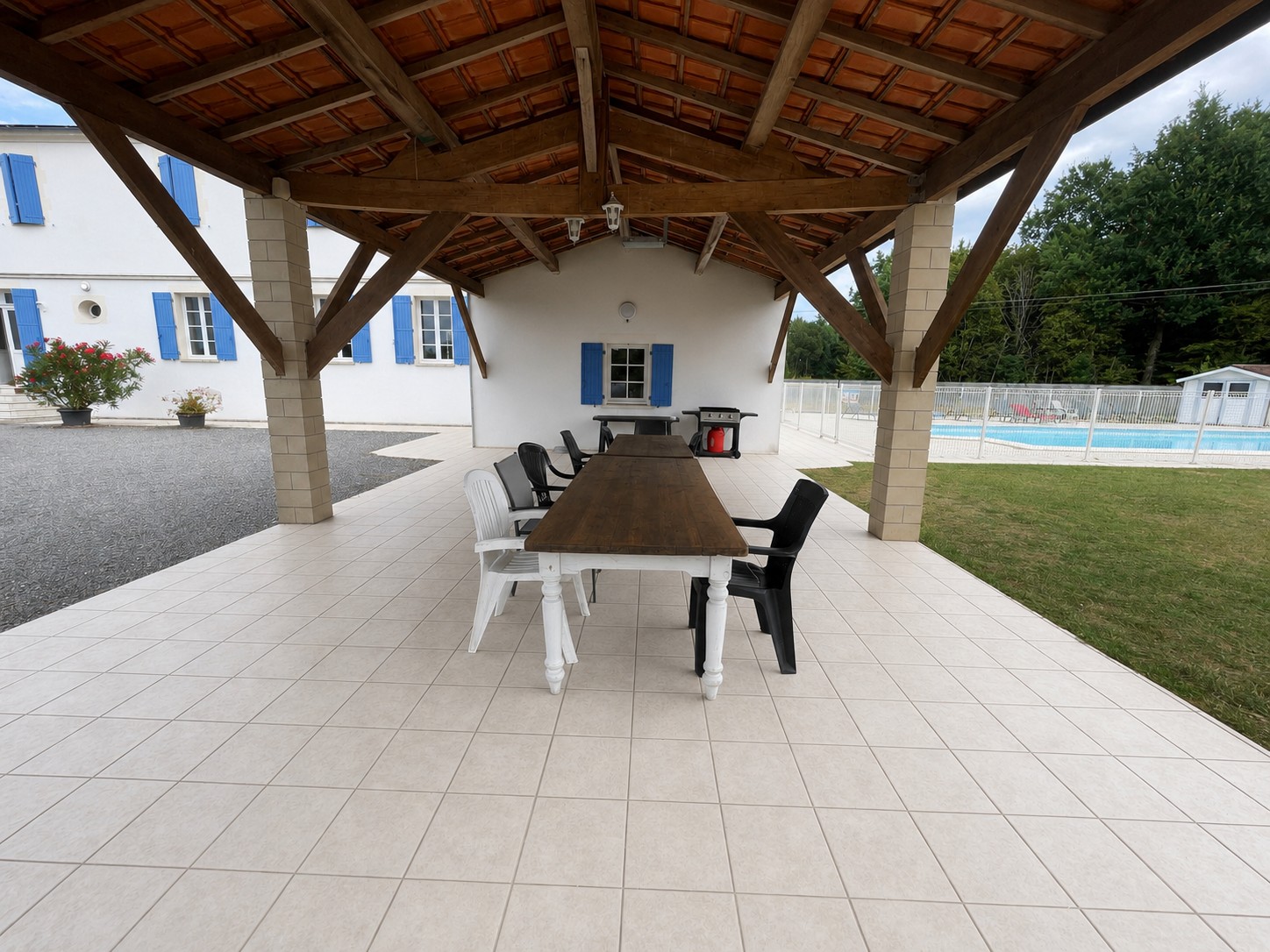 Grand préau couvert et espace repas extérieur